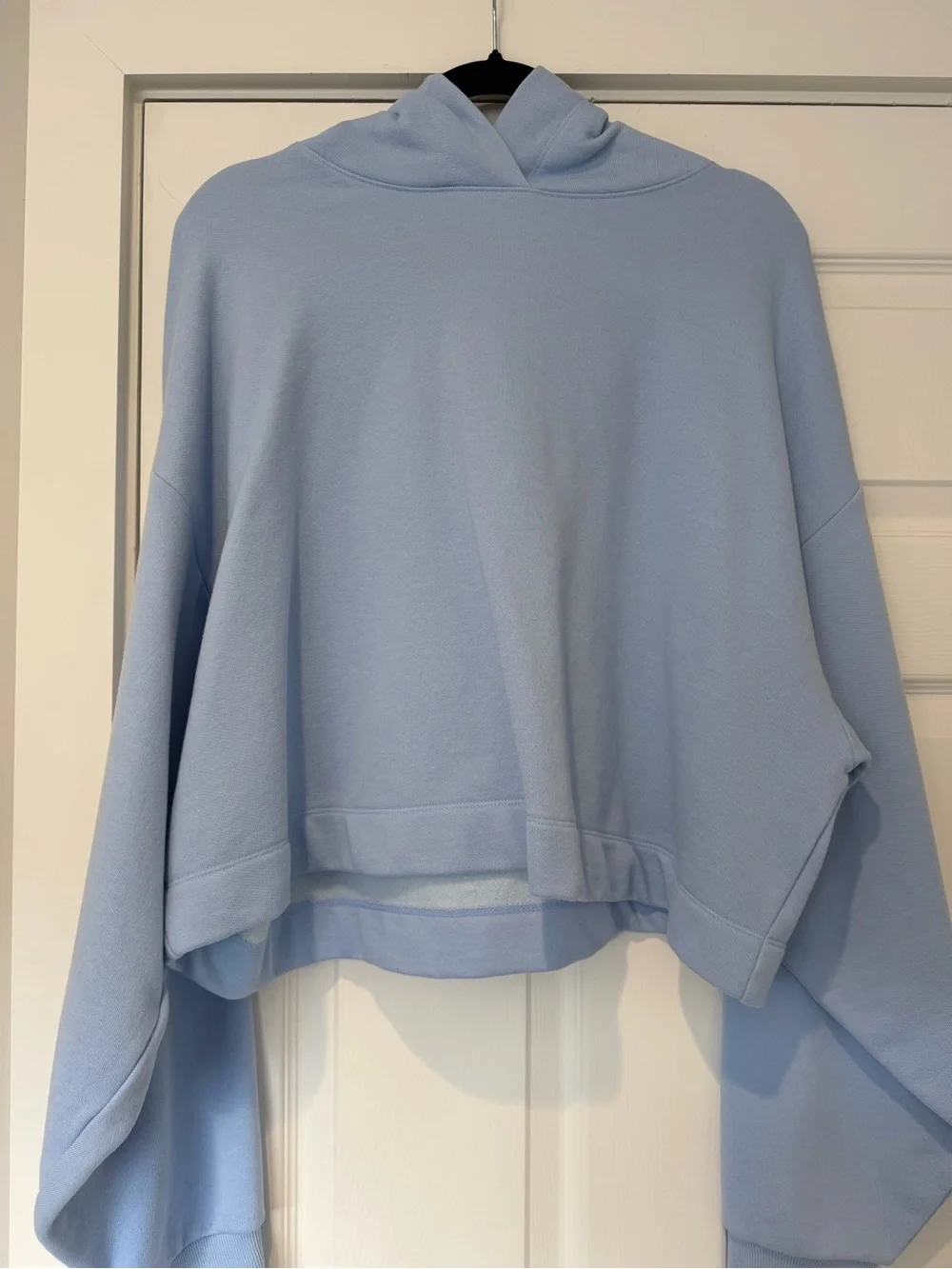 Auth.✅ RARE ALO Yoga “Bae” Crop Hoodie in “Seashell Blue” Size Large🐚💙